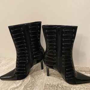 NIB. Nine West 7M Black Leather heeled boots